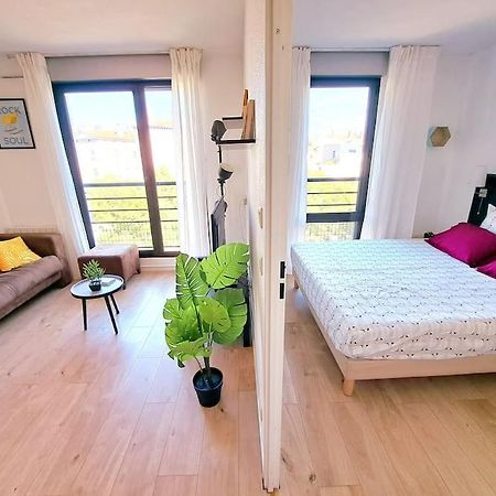 Le Valmy: Appartement Lumineux Au Pied Du Metro Lyon Luaran gambar
