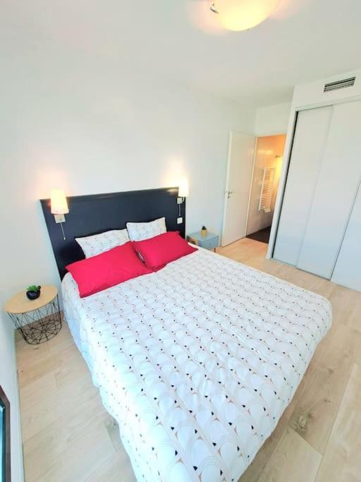 Le Valmy: Appartement Lumineux Au Pied Du Metro Lyon Luaran gambar