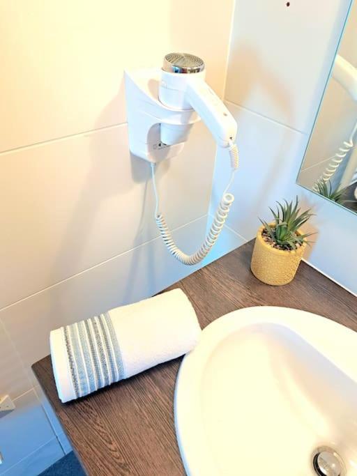 Le Valmy: Appartement Lumineux Au Pied Du Metro Lyon Luaran gambar