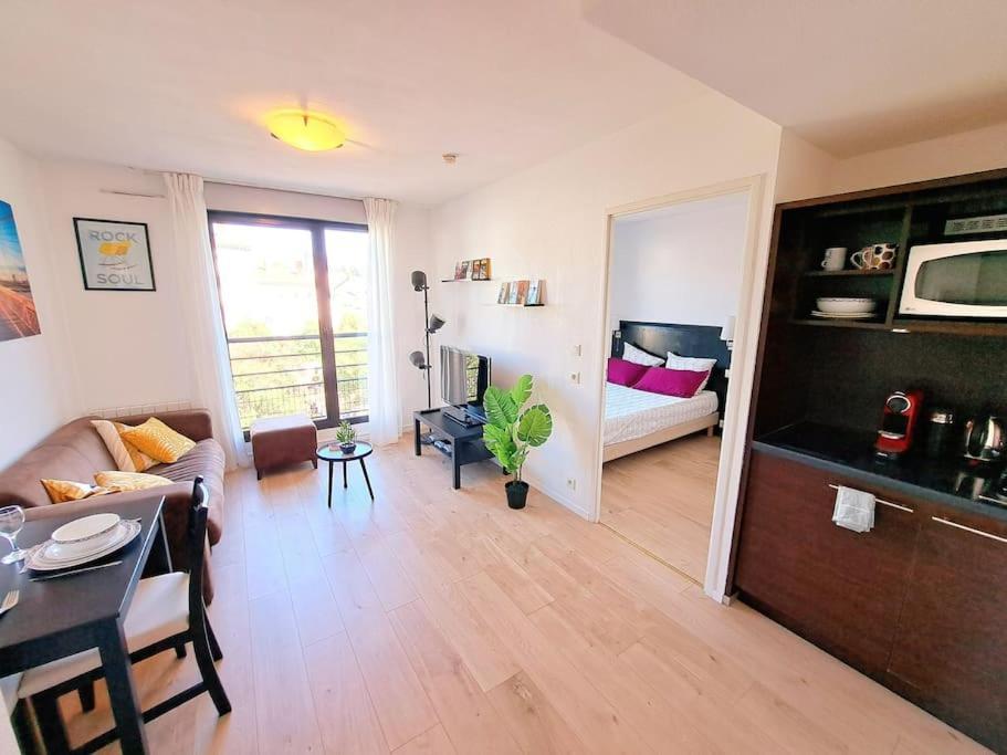 Le Valmy: Appartement Lumineux Au Pied Du Metro Lyon Luaran gambar