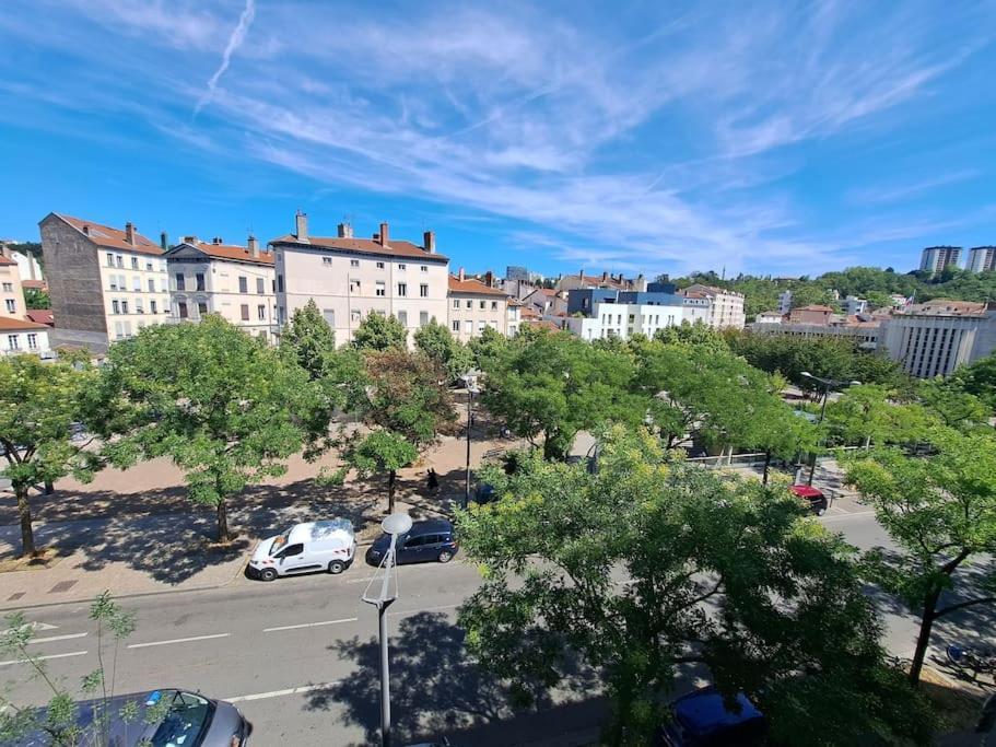 Le Valmy: Appartement Lumineux Au Pied Du Metro Lyon Luaran gambar