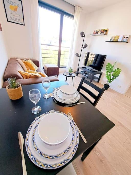 Le Valmy: Appartement Lumineux Au Pied Du Metro Lyon Luaran gambar