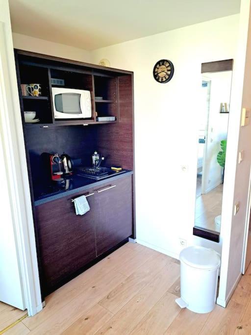 Le Valmy: Appartement Lumineux Au Pied Du Metro Lyon Luaran gambar