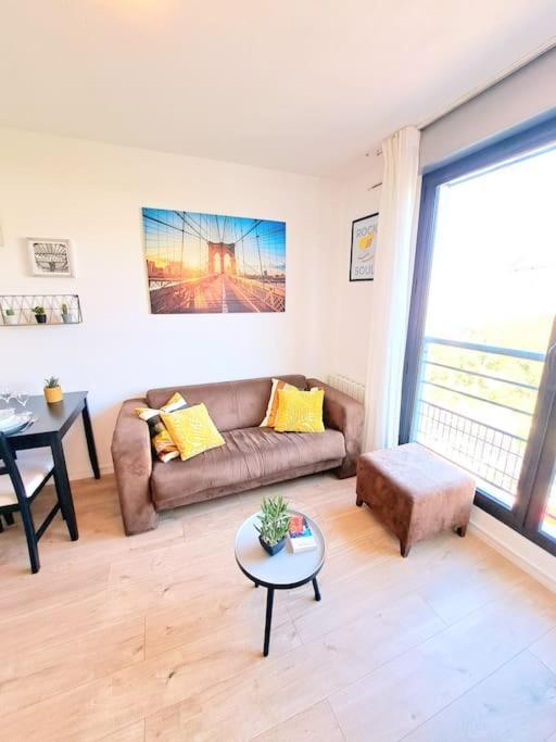 Le Valmy: Appartement Lumineux Au Pied Du Metro Lyon Luaran gambar