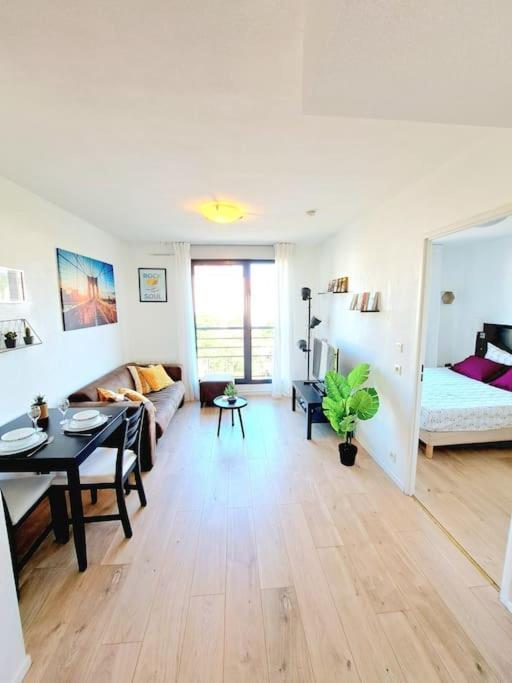 Le Valmy: Appartement Lumineux Au Pied Du Metro Lyon Luaran gambar