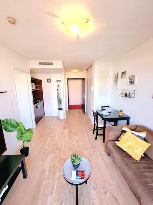 Le Valmy: Appartement Lumineux Au Pied Du Metro Lyon Luaran gambar
