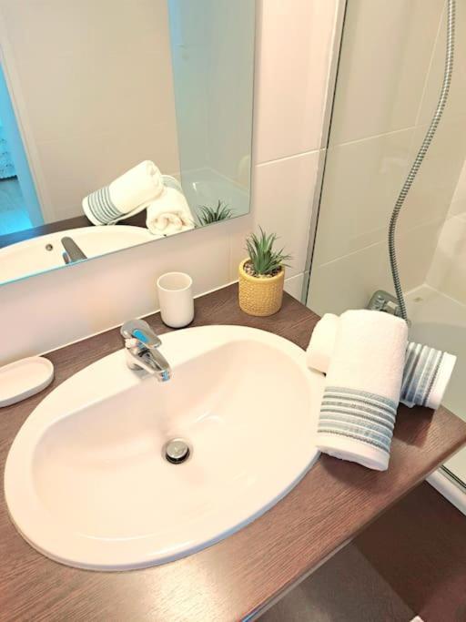 Le Valmy: Appartement Lumineux Au Pied Du Metro Lyon Luaran gambar