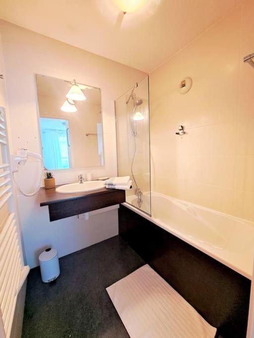 Le Valmy: Appartement Lumineux Au Pied Du Metro Lyon Luaran gambar